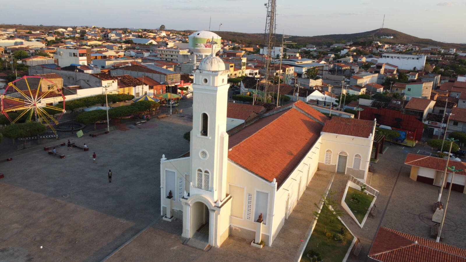 Vista da igreja e da praça de Novo Oriente
